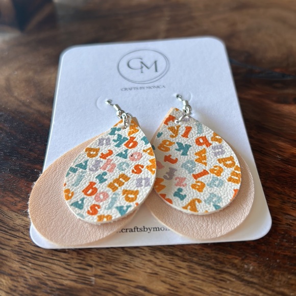 NWT ABCs dangly earrings - Picture 2 of 3